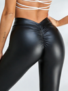 Leggings aus Kunstleder mit tiefem V-Rücken und Scrunch-Po