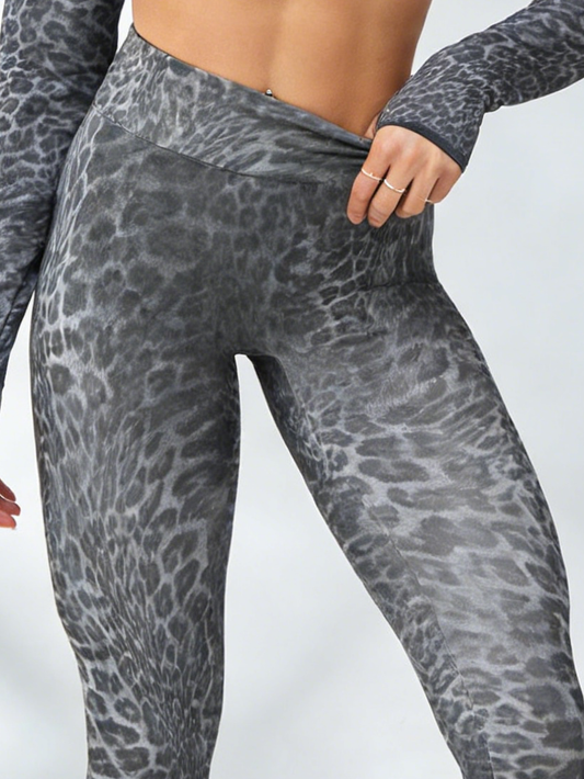 ZASUWA Female Leopard Print Scrunch Bum Leggings